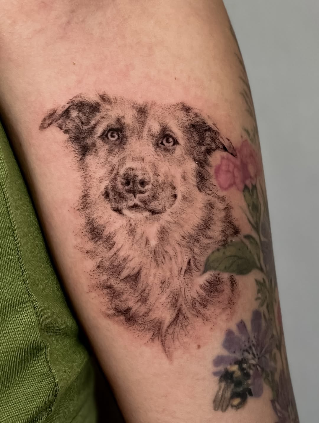 Tatuaż: pies · zwierzę. Wykonał Olena (Kraków). Otwórz zdjęcie w profilu.