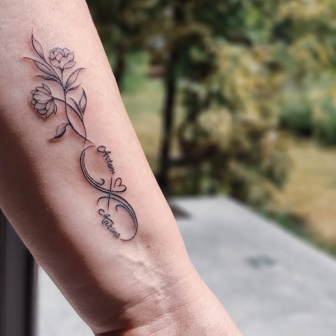 Tatuaż: kwiat · linia. Wykonał Olena (Kraków). Otwórz zdjęcie w profilu.