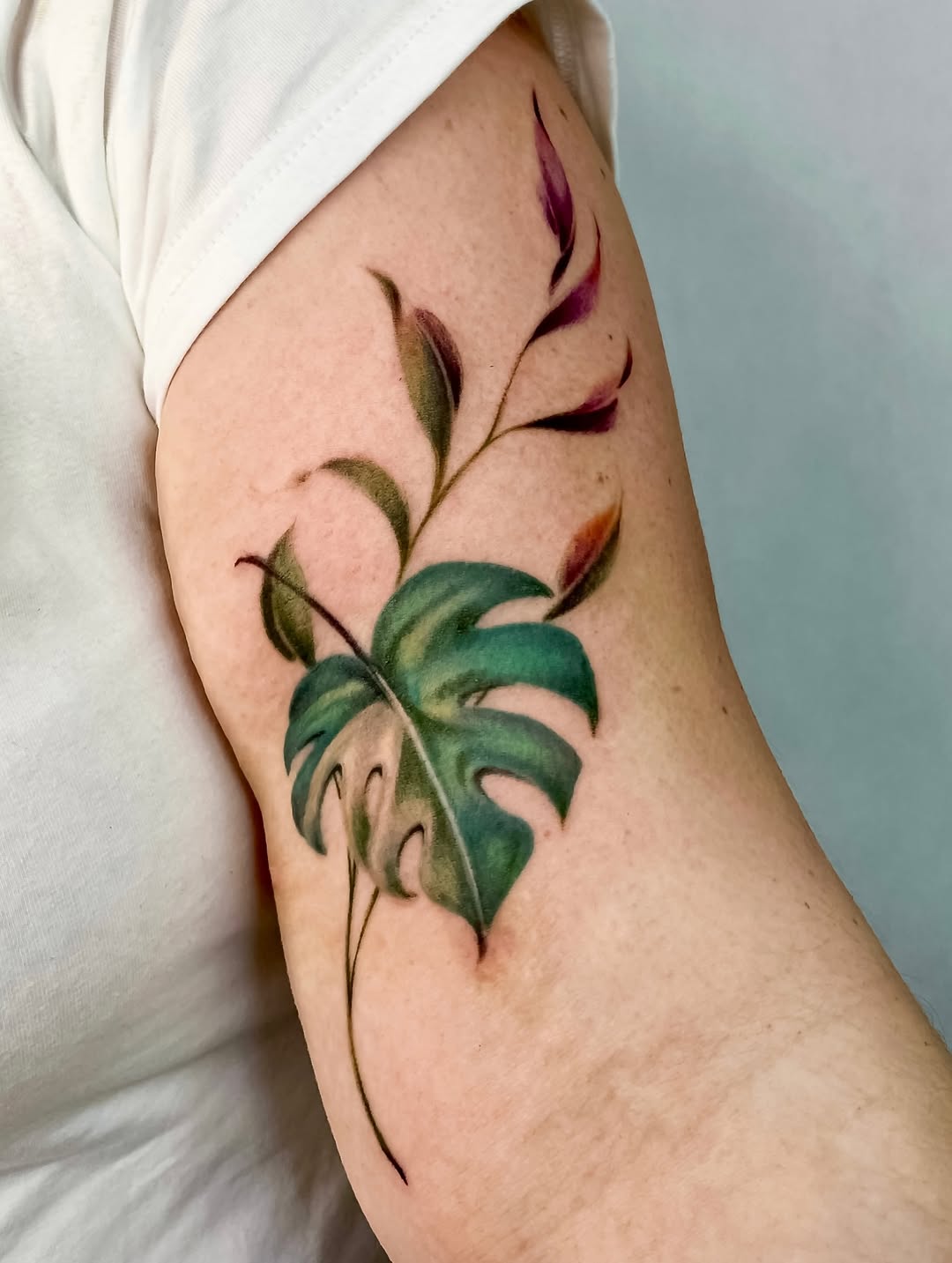 Tatuaż: liść monstera · roślina. Wykonał Olena (Kraków). Otwórz zdjęcie w profilu.