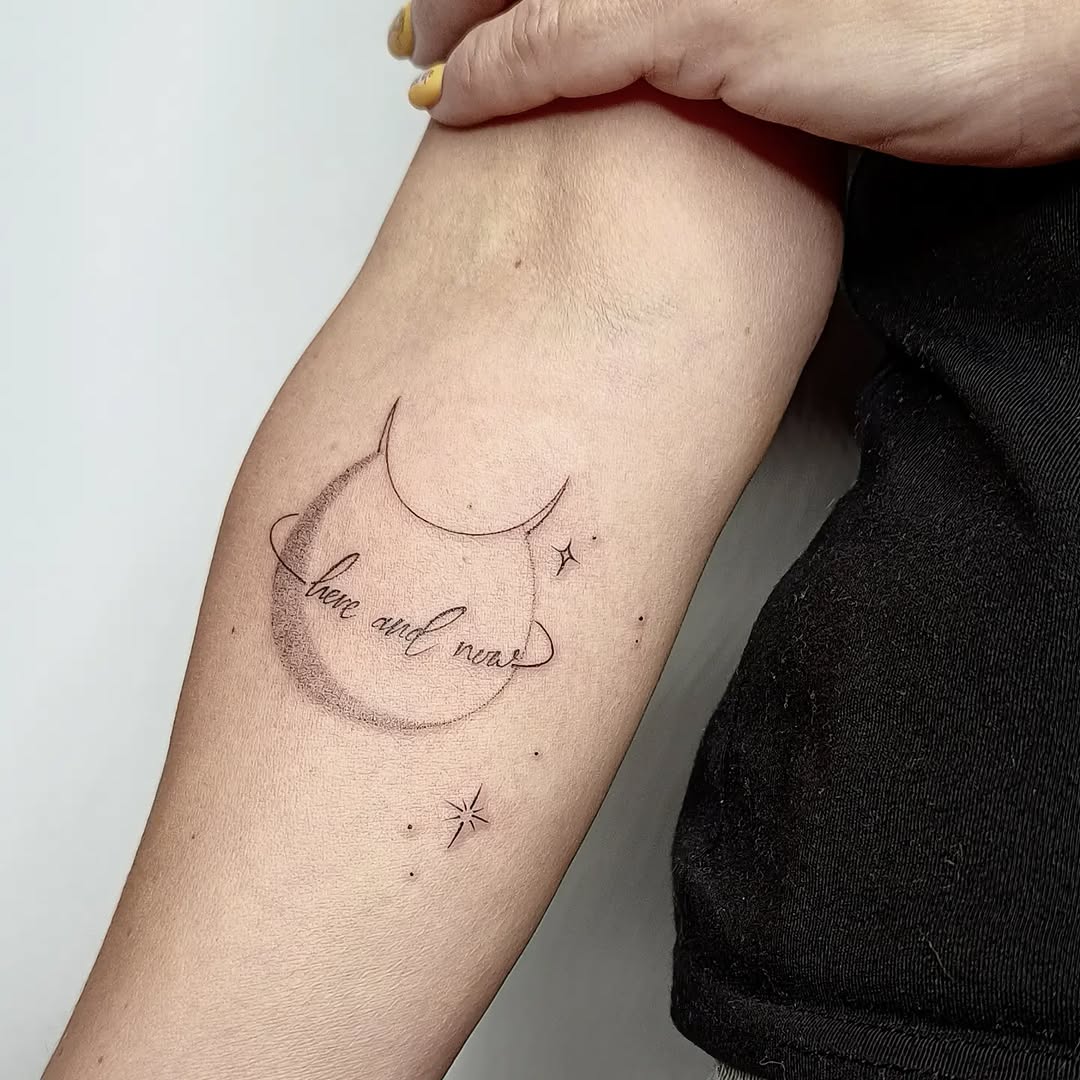 Tatuaż księżyca, gwiazdy, napisu i symbolu na przedramieniu — Fine Line, Tatuaże KRAKÓW, Polska