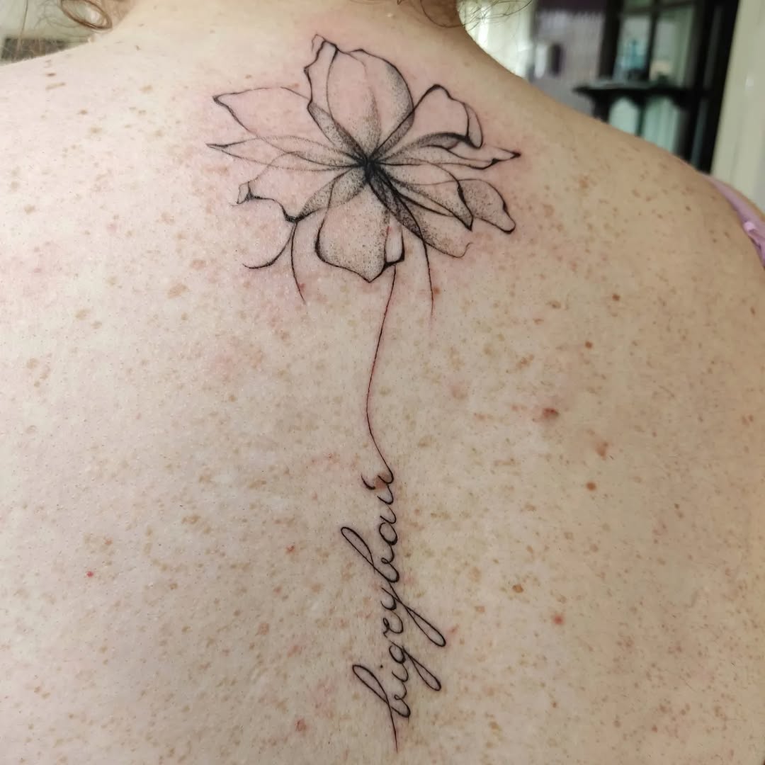 Tatuaż: kwiat · szypułka. Wykonał Olena (Kraków). Otwórz zdjęcie w profilu.