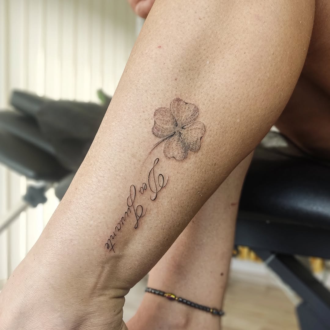 Tatuaż: koniczyna · roślina. Wykonał Olena (Kraków). Otwórz zdjęcie w profilu.