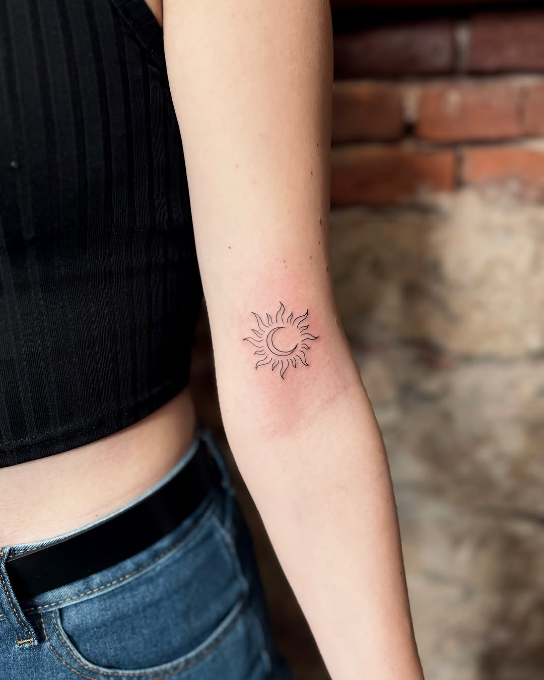 Tatuaż: słońce · symbol. Wykonał Hania (Kraków). Otwórz zdjęcie w profilu.