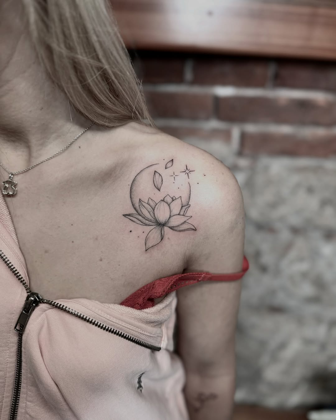 Tatuaż: lilia wodna · księżyc. Wykonał Hania (Kraków). Otwórz zdjęcie w profilu.