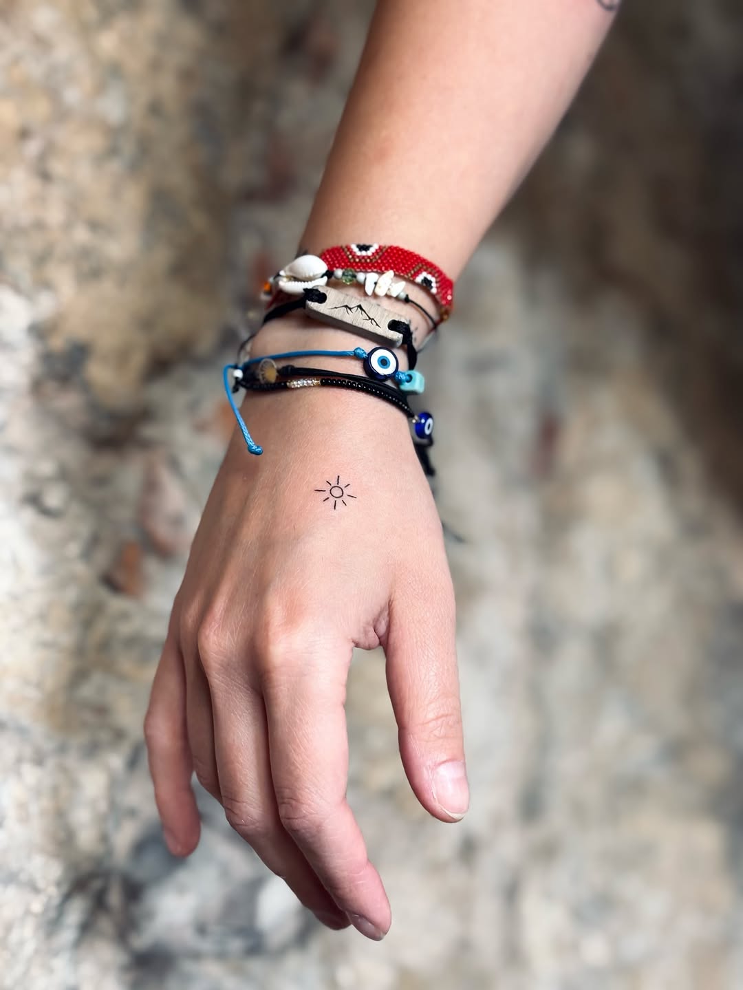 Tatuaż: słońce · symbol. Wykonał Hania (Kraków). Otwórz zdjęcie w profilu.