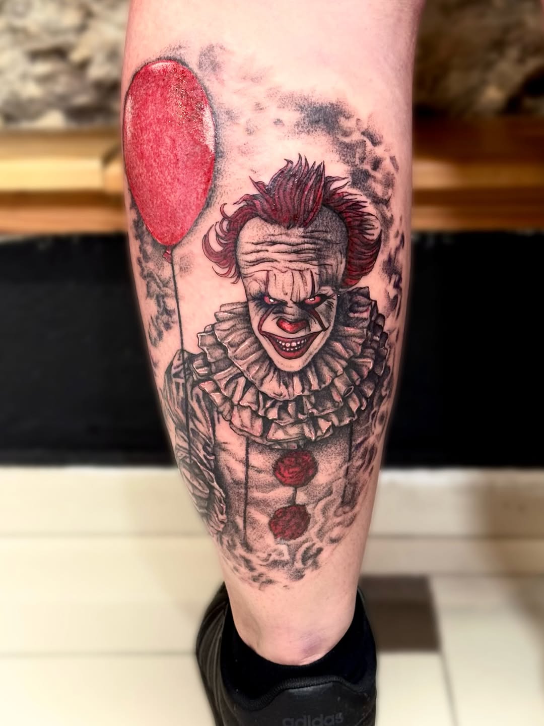 Tatuaż: klaun · balon. Wykonał Hania (Kraków). Otwórz zdjęcie w profilu.