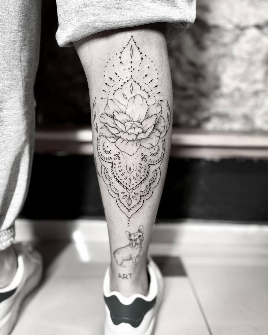 Tatuaż: kwiat · róża. Wykonał Hania (Kraków). Otwórz zdjęcie w profilu.