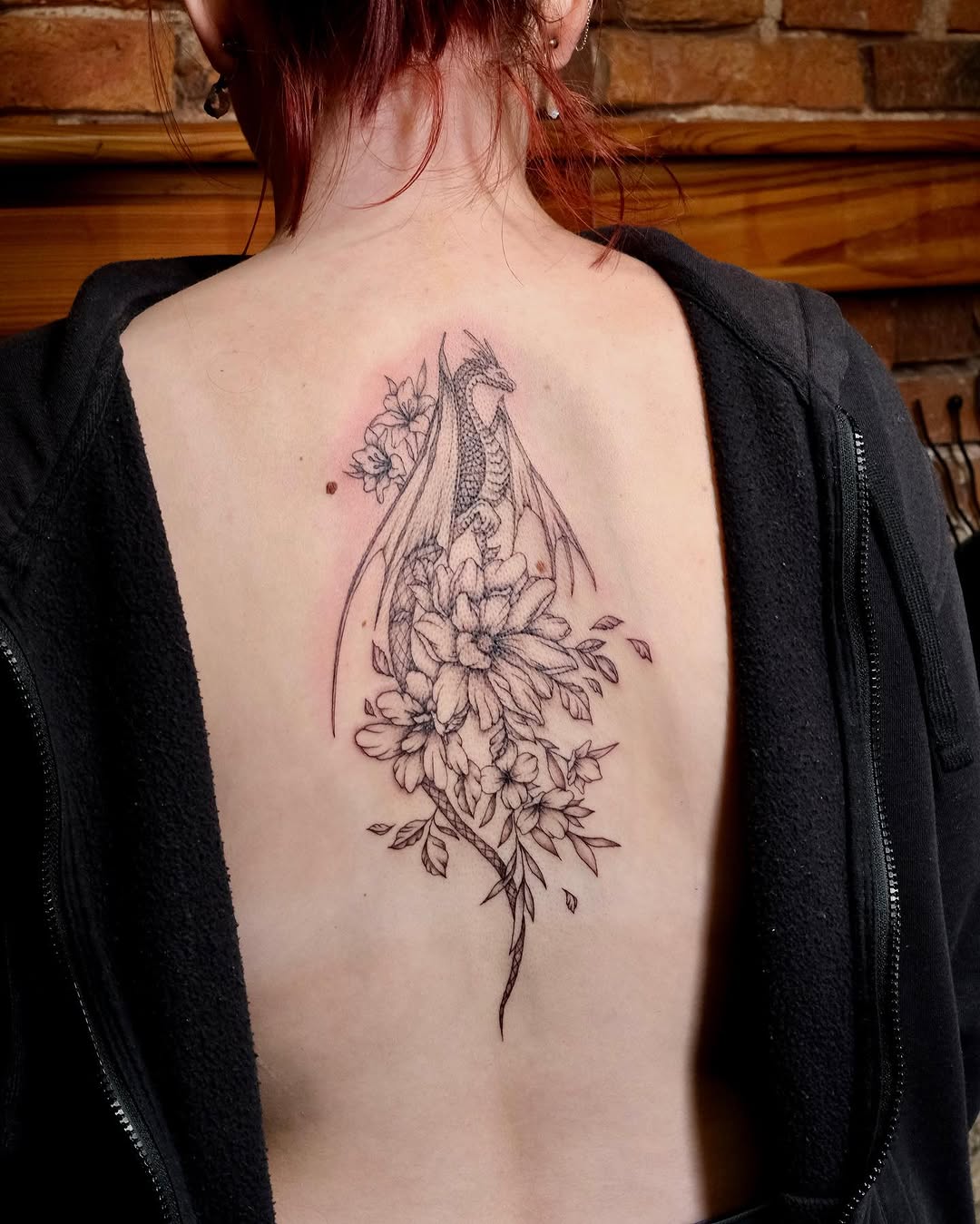 Tatuaż: smok · kwiat. Wykonał Hania (Kraków). Otwórz zdjęcie w profilu.