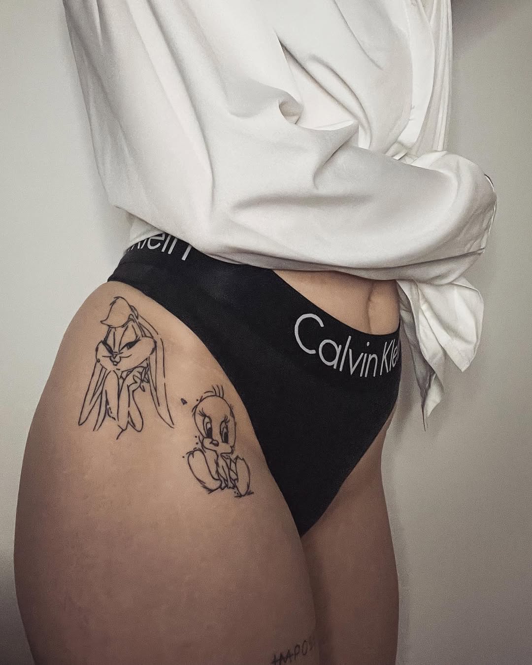 Tatuaż: kaczor Duffy · tweety. Wykonał Hania (Kraków). Otwórz zdjęcie w profilu.