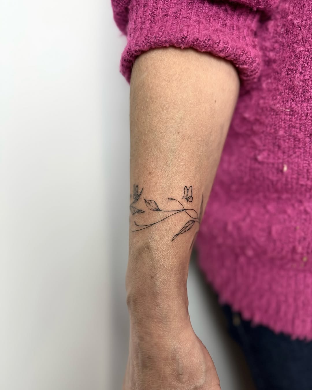 Tatuaż: motyl · liść. Wykonał Hania (Kraków). Otwórz zdjęcie w profilu.