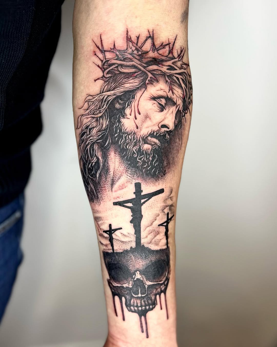 Tatuaż: Chrystus · czaszka. Wykonał Hania (Kraków). Otwórz zdjęcie w profilu.