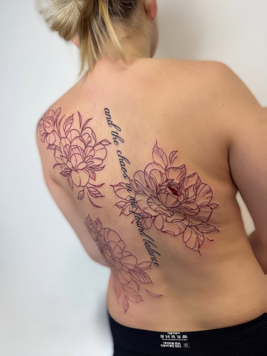 Tatuaż: kwiat · peonia. Wykonał Hania (Kraków). Otwórz zdjęcie w profilu.