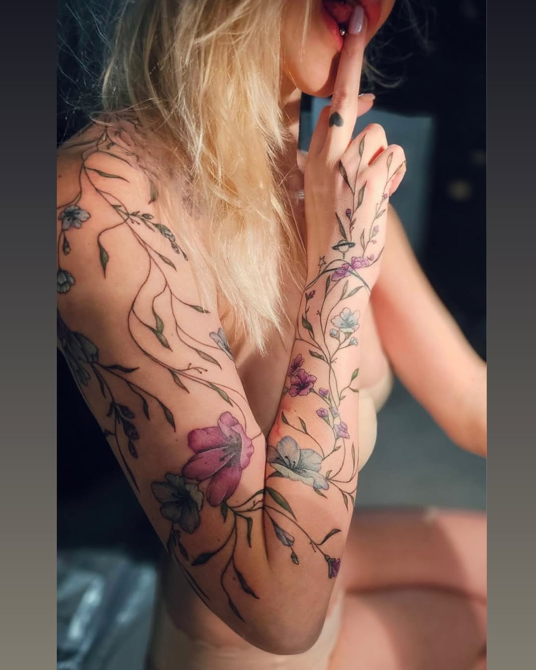 Tatuaż: kwiat · roślina. Wykonał Hania (Kraków). Otwórz zdjęcie w profilu.