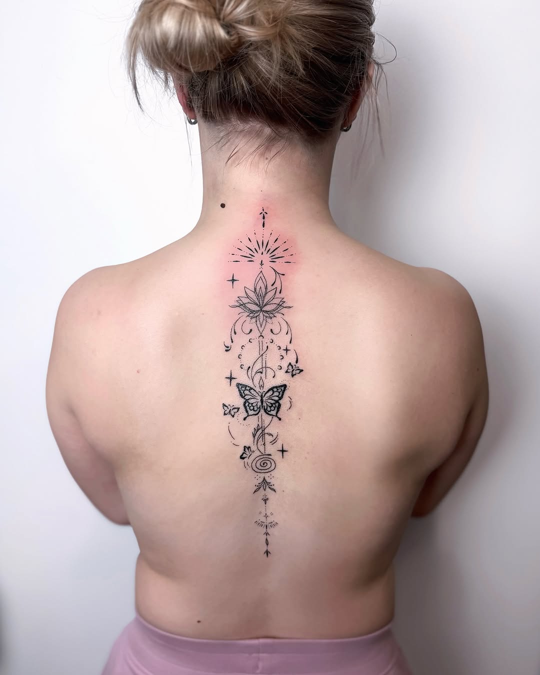 Tatuaż: motyl · kwiatek. Wykonał Hania (Kraków). Otwórz zdjęcie w profilu.