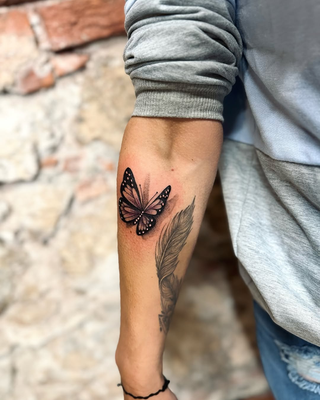 Tatuaż: motyl · pióro. Wykonał Hania (Kraków). Otwórz zdjęcie w profilu.