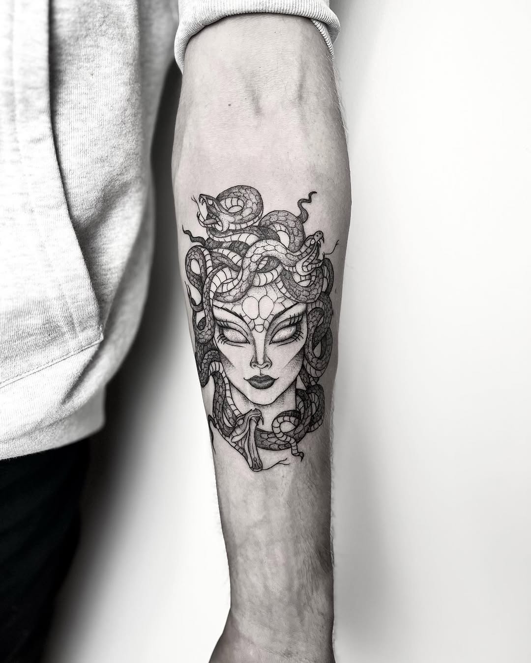 Tatuaż: meduza · wąż. Wykonał Hania (Kraków). Otwórz zdjęcie w profilu.