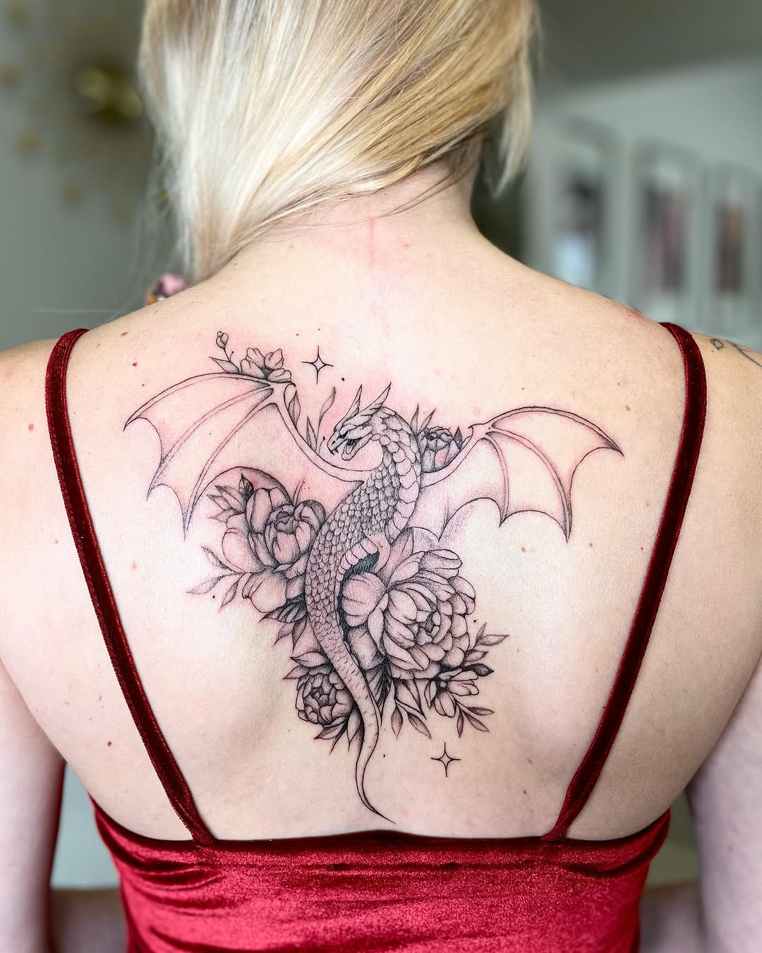 Tatuaż: smok · kwiat. Wykonał Hania (Kraków). Otwórz zdjęcie w profilu.