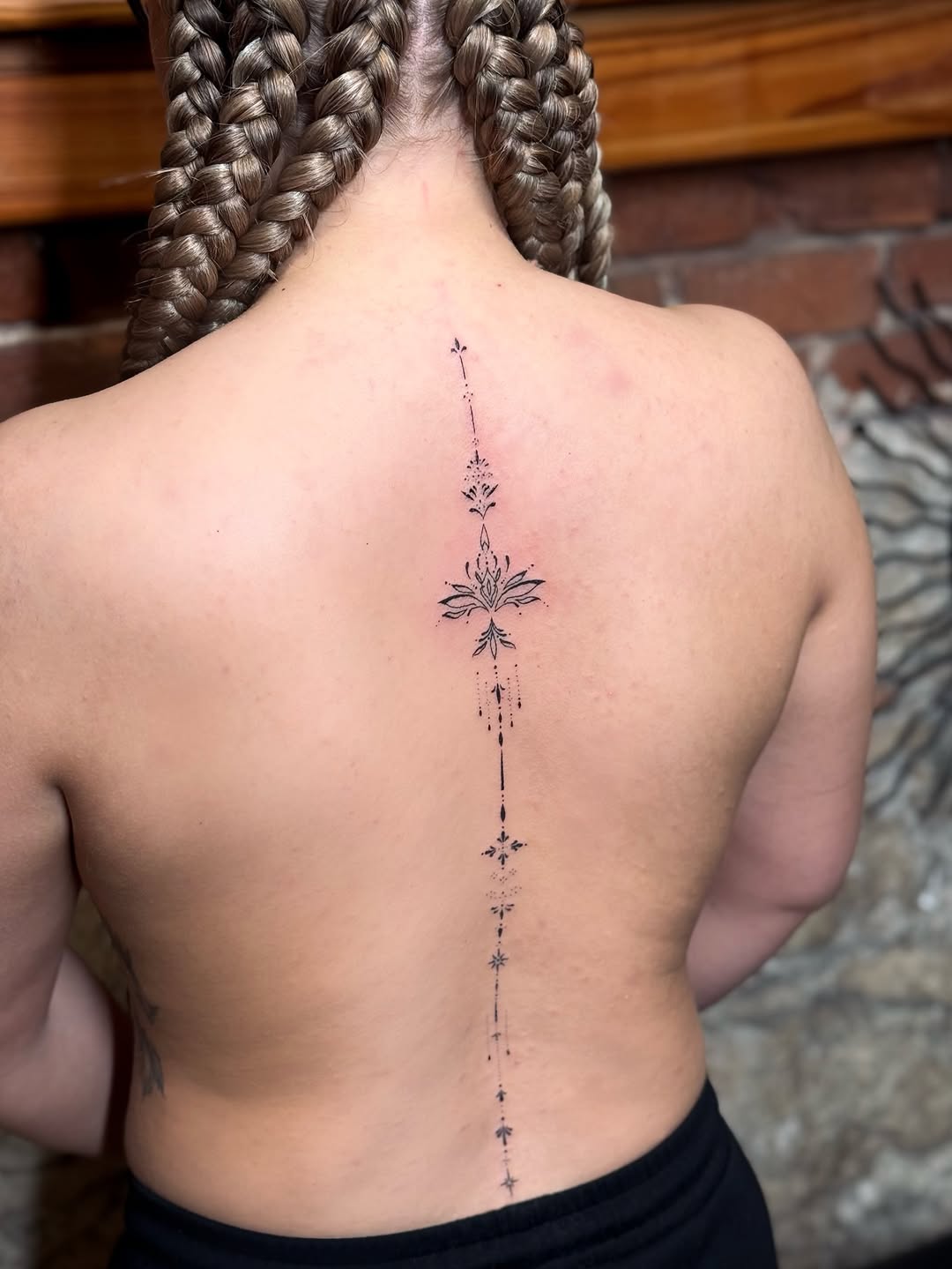 Tatuaż: kwiat · ornament. Wykonał Hania (Kraków). Otwórz zdjęcie w profilu.