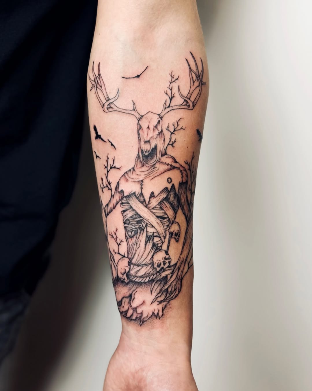 Tatuaż: szkielet · jeleń. Wykonał Hania (Kraków). Otwórz zdjęcie w profilu.