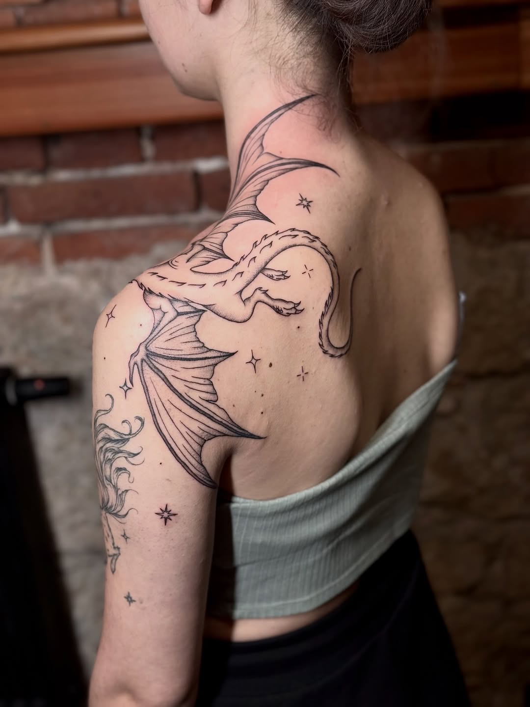 Tatuaż: smok · wąs. Wykonał Hania (Kraków). Otwórz zdjęcie w profilu.