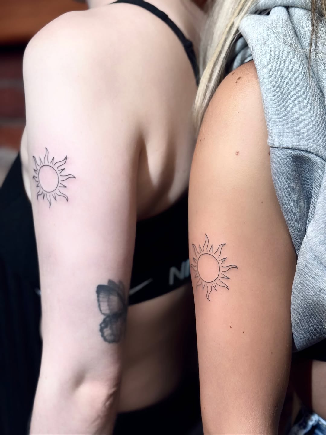 Tatuaż: słońce · symbol. Wykonał Hania (Kraków). Otwórz zdjęcie w profilu.
