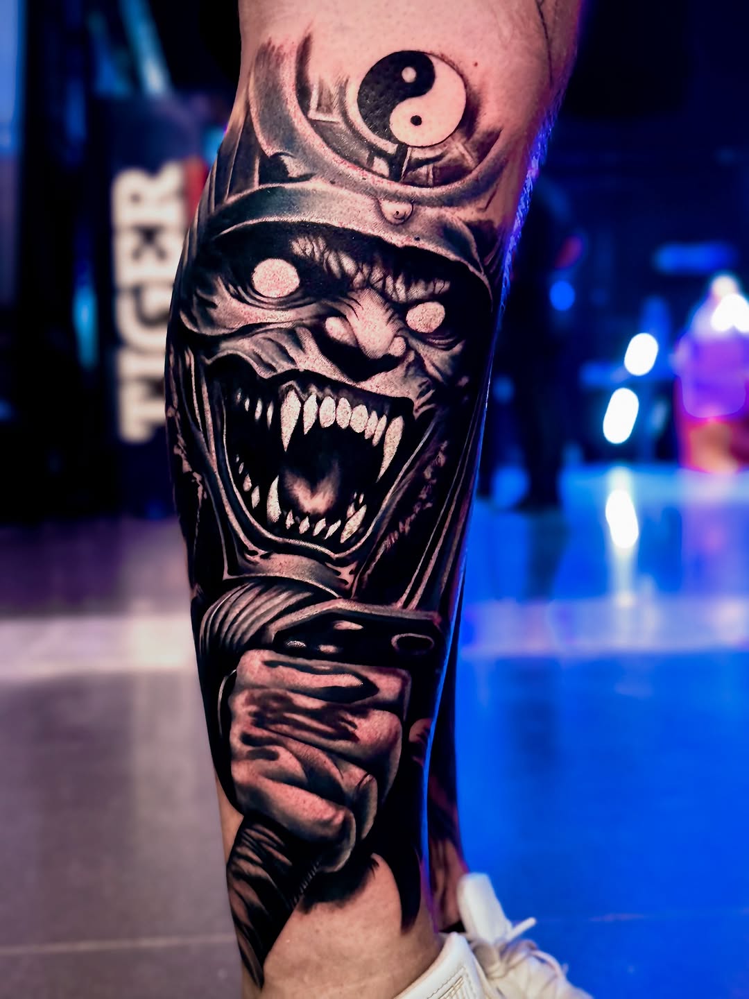 Tatuaż: demon · samuraj. Wykonał Paweł (Kraków). Otwórz zdjęcie w profilu.