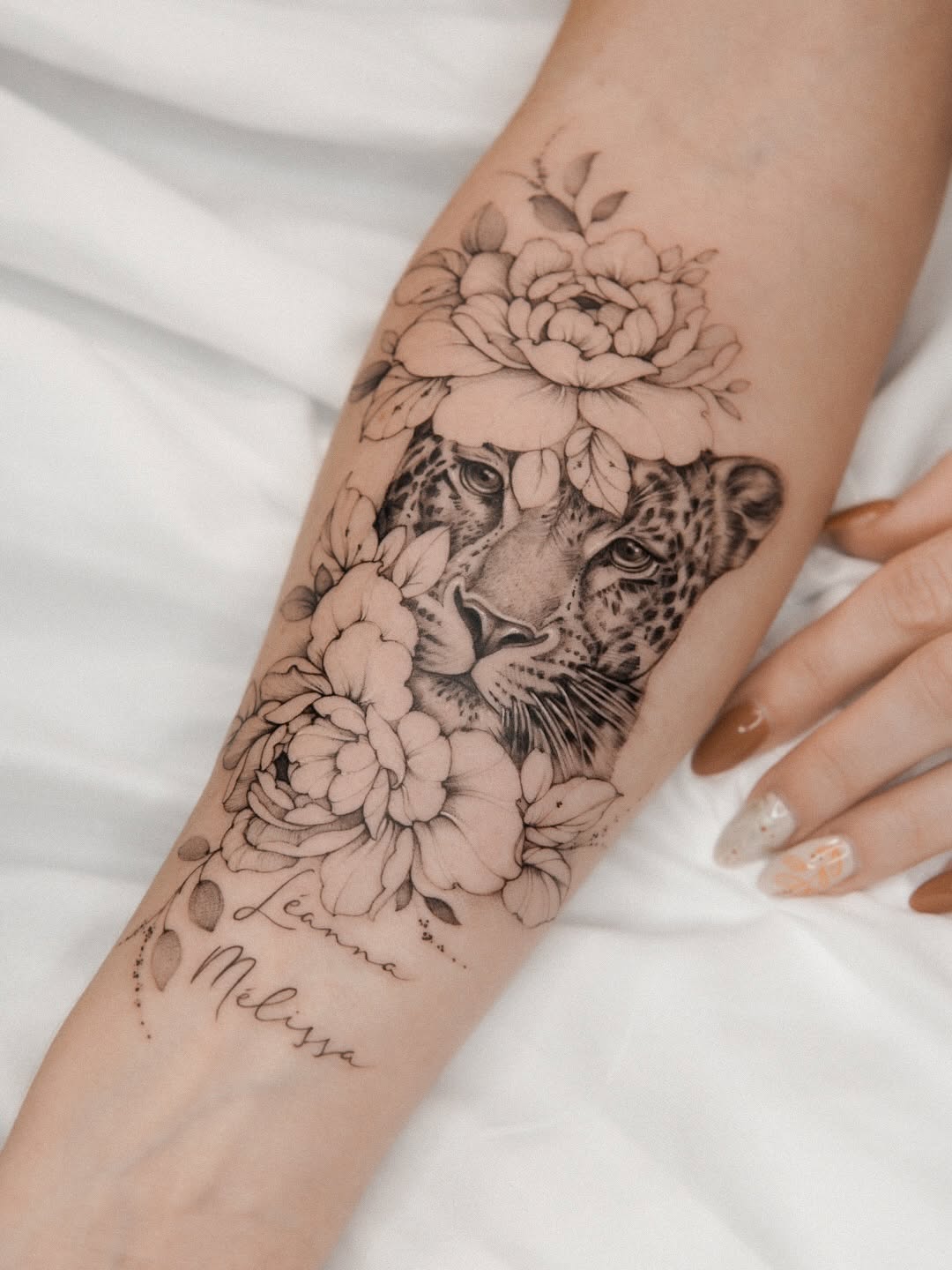 Tatuaż: jaguar · kwiat. Wykonał Aleksandra (Kraków). Otwórz zdjęcie w profilu.