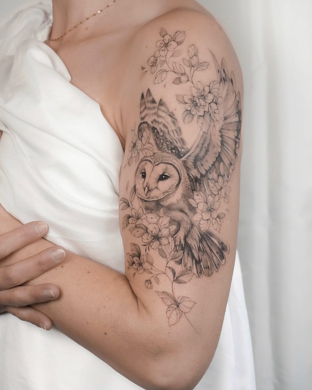 Tatuaż: sowa · kwiat. Wykonał Aleksandra (Kraków). Otwórz zdjęcie w profilu.