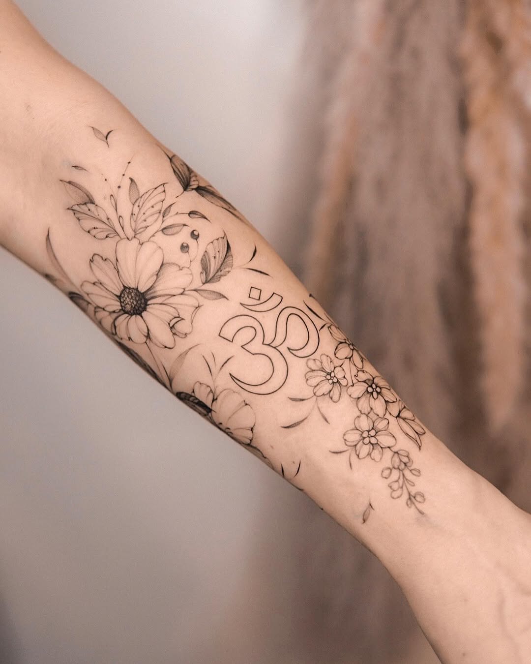 Tatuaż: kwiaty · symbol OM. Wykonał Aleksandra (Kraków). Otwórz zdjęcie w profilu.
