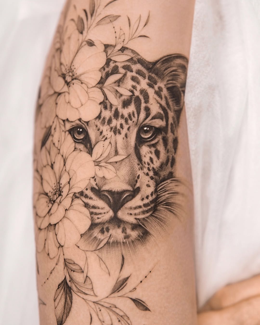 Tatuaż: leopard · kwiat. Wykonał Aleksandra (Kraków). Otwórz zdjęcie w profilu.