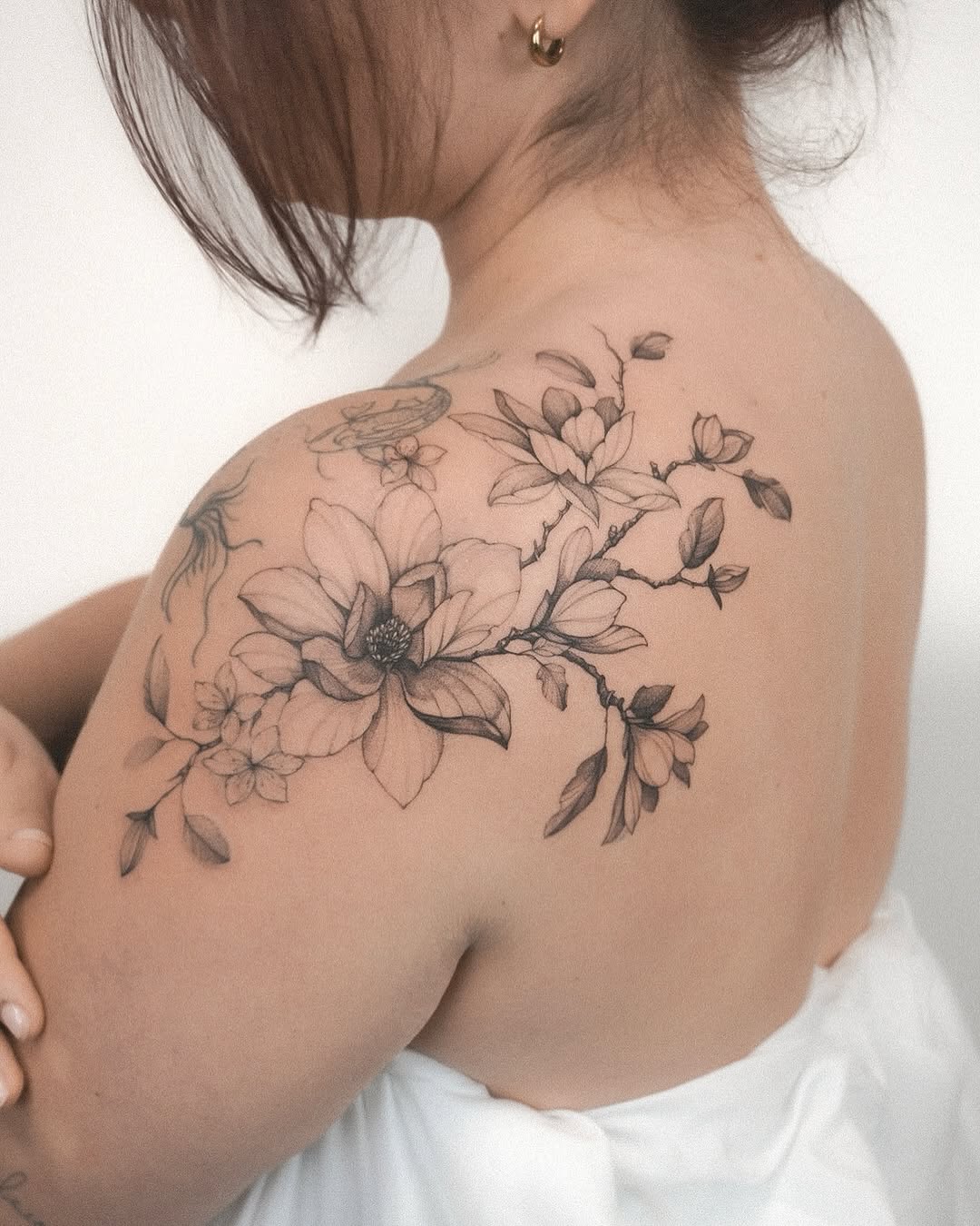 Tatuaż: kwiat magnolii · kwiat. Wykonał Aleksandra (Kraków). Otwórz zdjęcie w profilu.