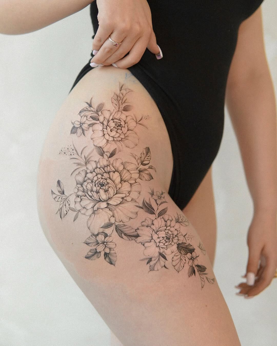 Tatuaż piwonii na udzie — realistyczny, Aleksandra, Kraków