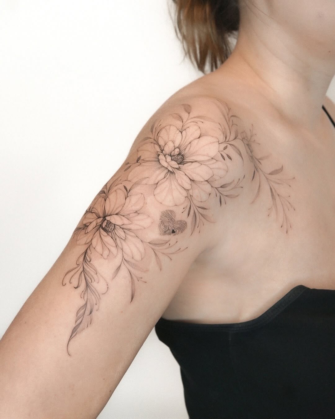 Tatuaż: kwiat · motyl. Wykonał Aleksandra (Kraków). Otwórz zdjęcie w profilu.