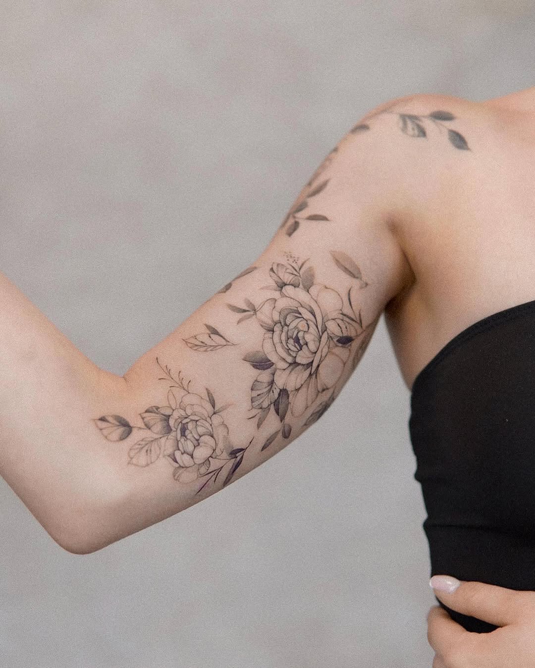Tatuaż róży na ramieniu — realizm, Aleksandra, Kraków