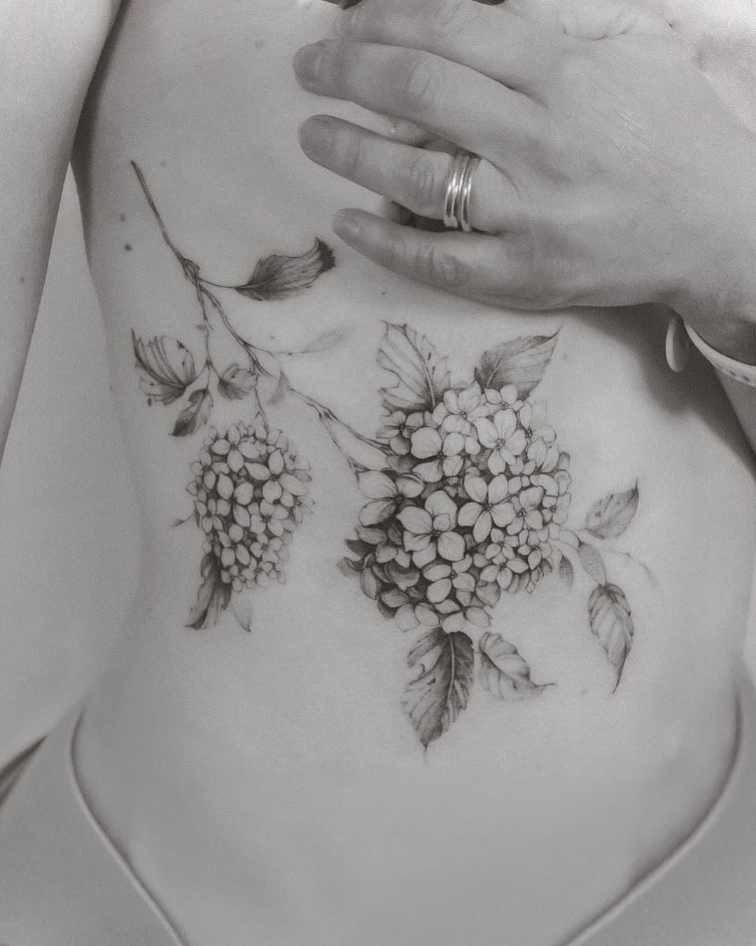 Tatuaż: hortensja · kwiat. Wykonał Aleksandra (Kraków). Otwórz zdjęcie w profilu.