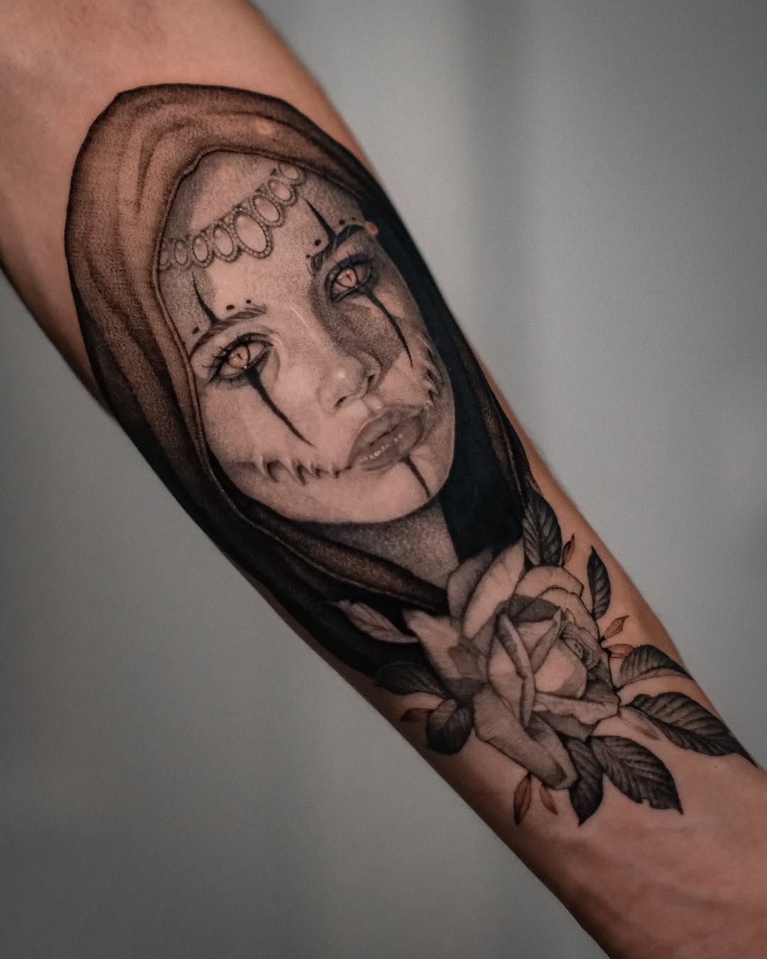 Tatuaż: portret · róża. Wykonał Anka (Kraków). Otwórz zdjęcie w profilu.