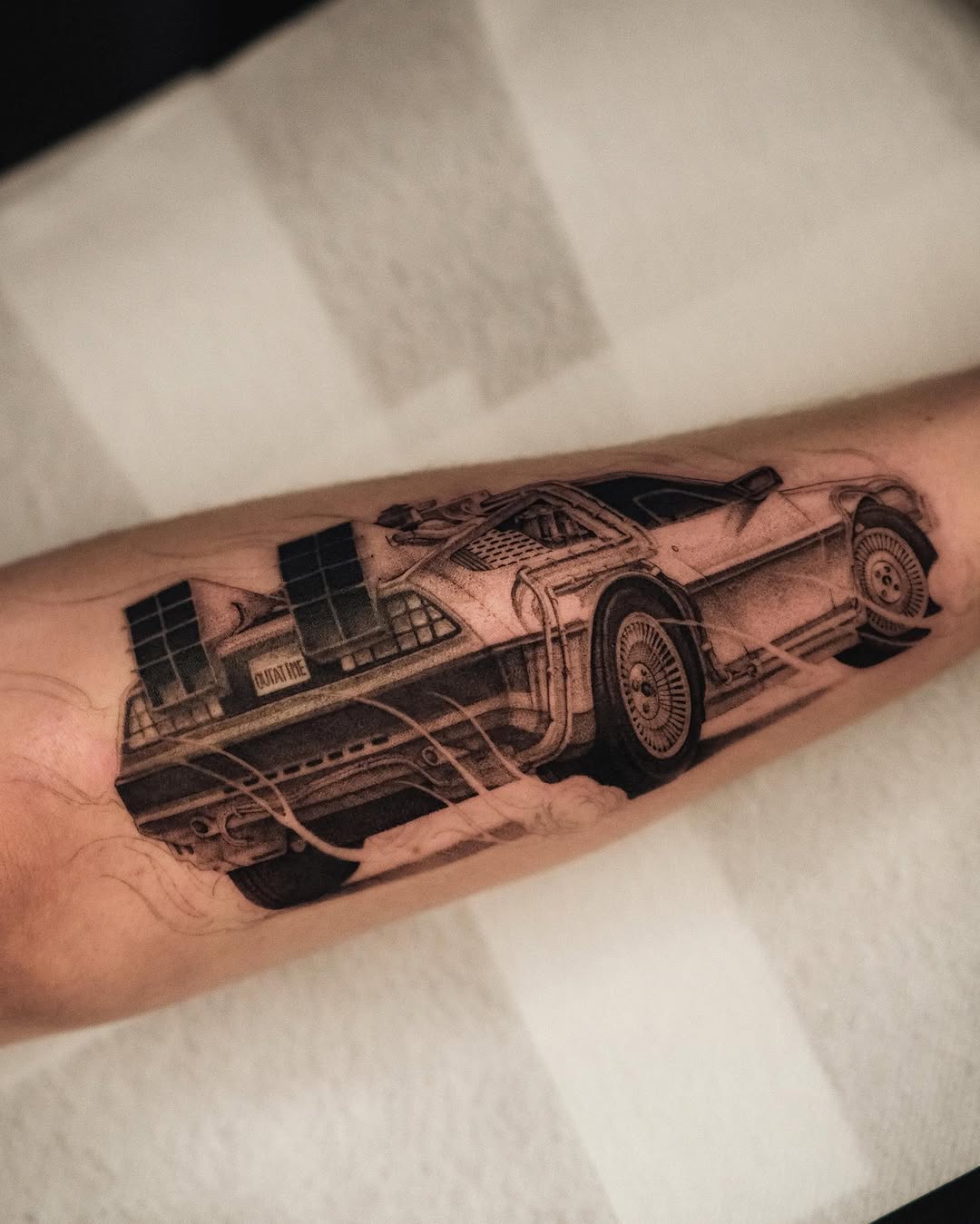 Tatuaż samochodu DeLorean na przedramieniu — realistyczny, Anka, Kraków