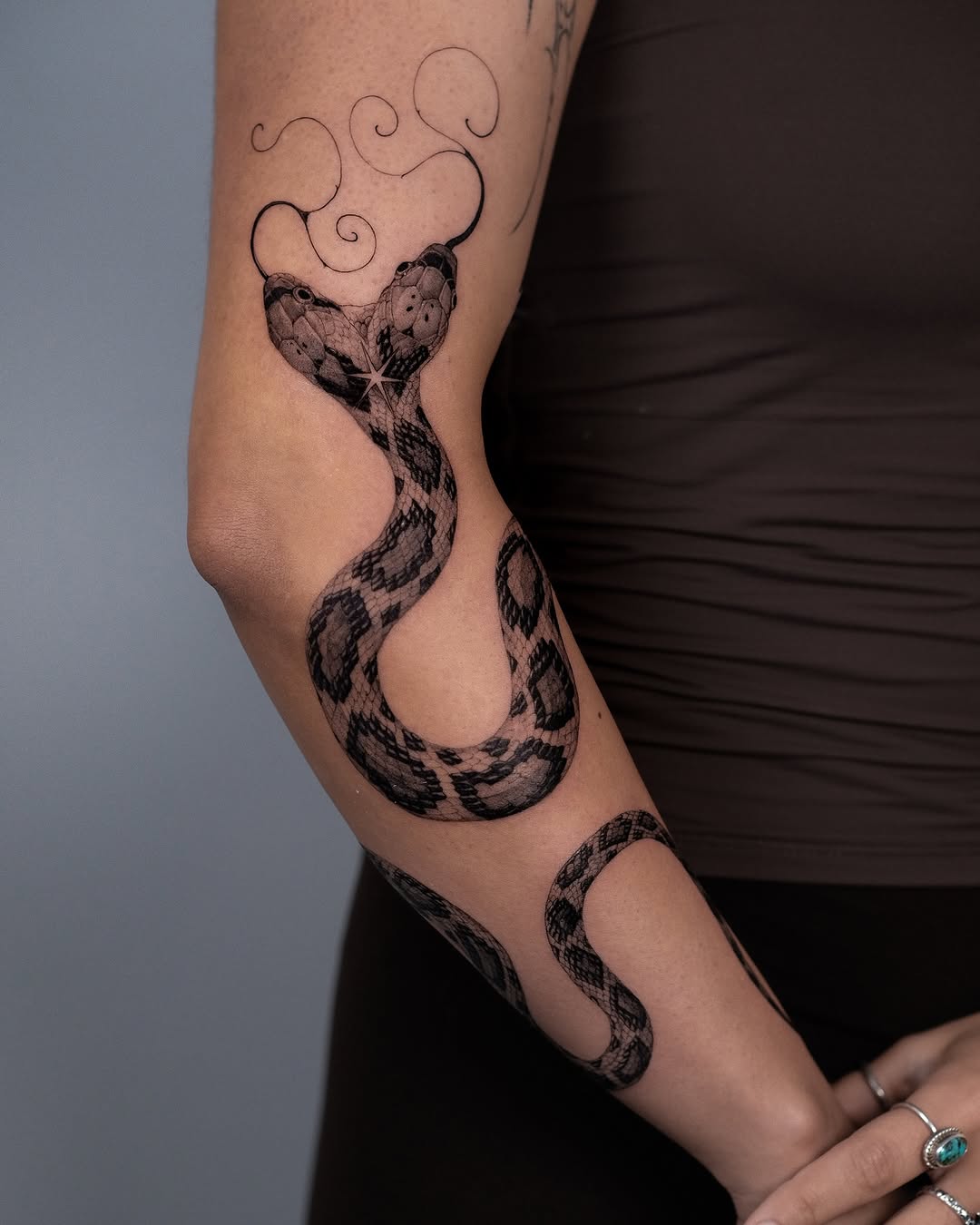 Tatuaż: przedramię · Blackwork. Wykonał Anka (Kraków). Otwórz zdjęcie w profilu.
