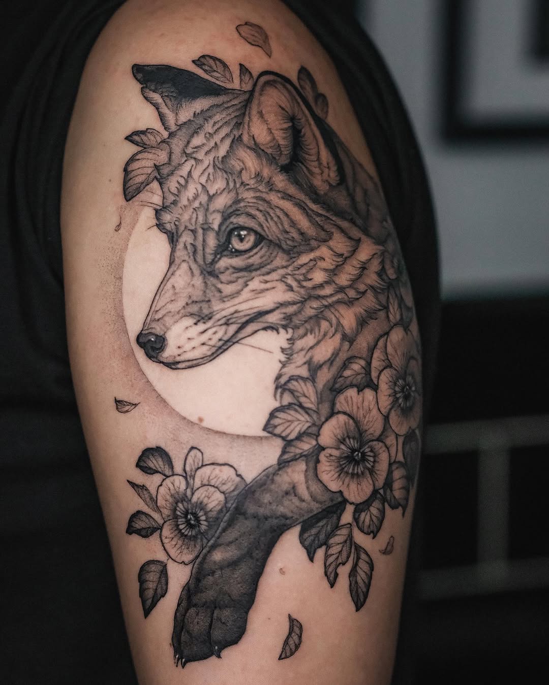 Tatuaż: wilk · kwiat. Wykonał Anka (Kraków). Otwórz zdjęcie w profilu.