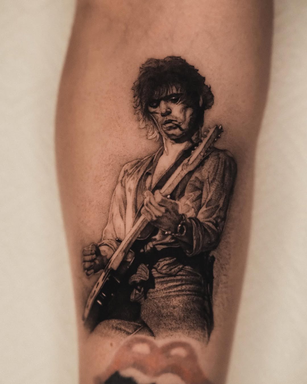 Tatuaż: muzyk · gitara. Wykonał Anka (Kraków). Otwórz zdjęcie w profilu.