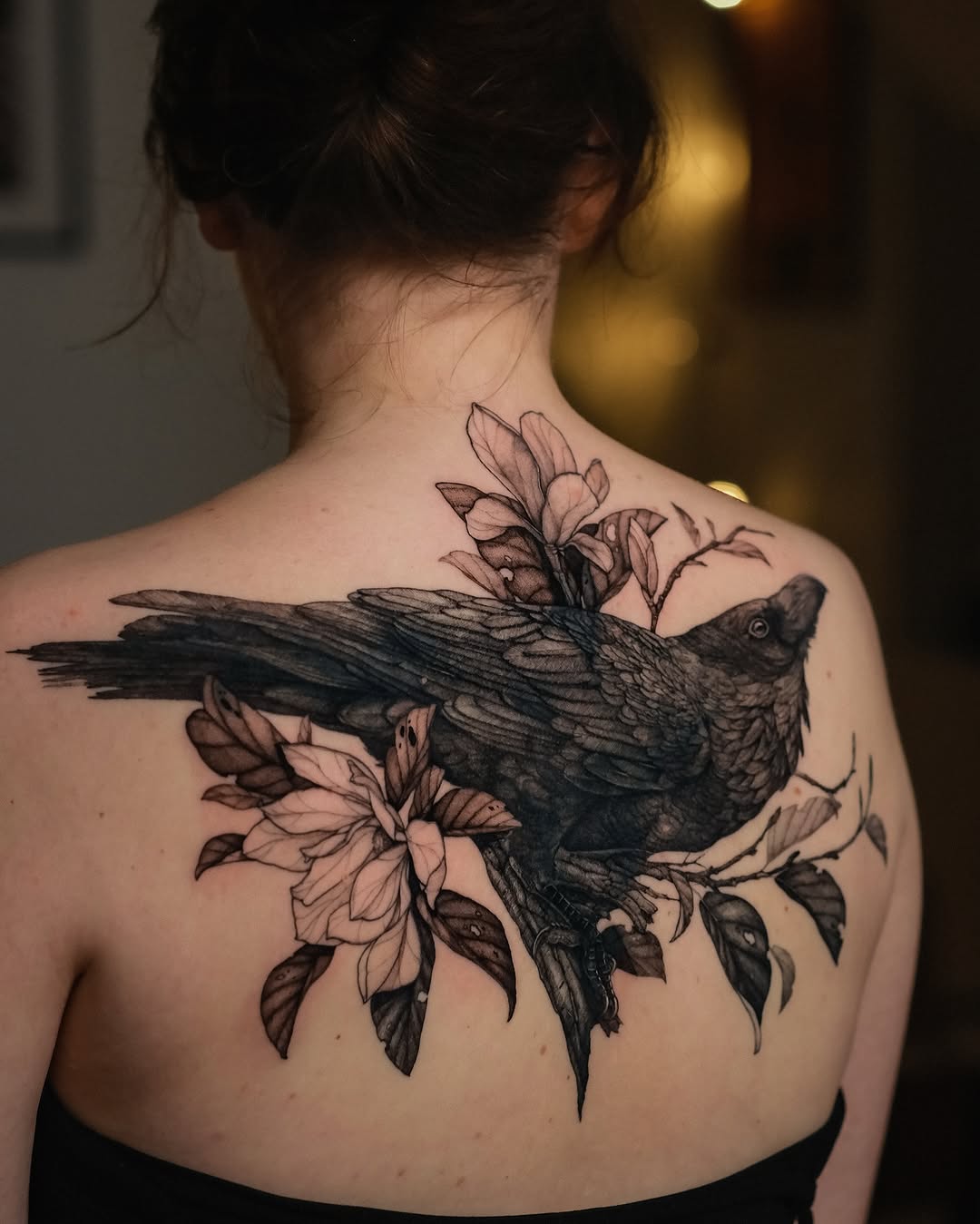 Tatuaż: kruk · kwiat. Wykonał Anka (Kraków). Otwórz zdjęcie w profilu.