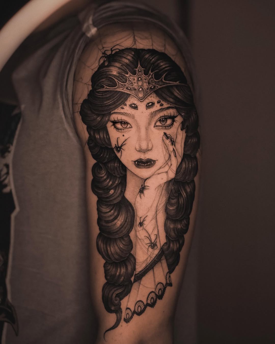 Tatuaż: kobieta · pająk. Wykonał Anka (Kraków). Otwórz zdjęcie w profilu.