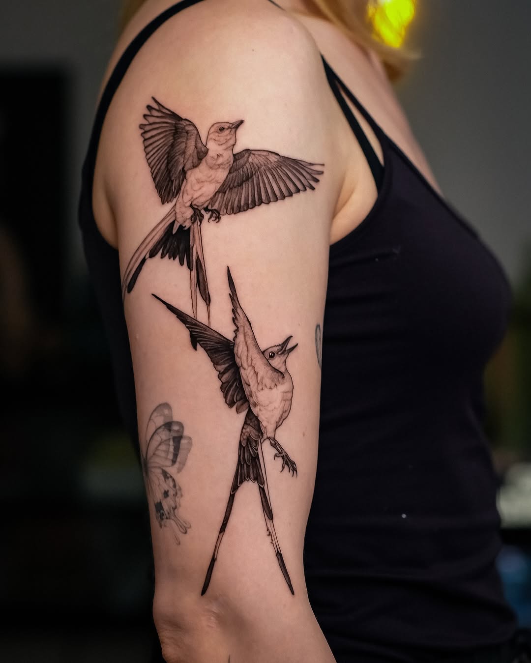 Tatuaż: ptak · motyl. Wykonał Anka (Kraków). Otwórz zdjęcie w profilu.