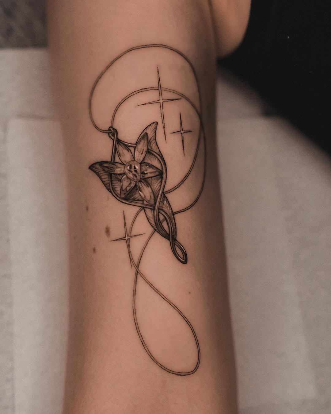 Tatuaż: kwiat · symbol. Wykonał Anka (Kraków). Otwórz zdjęcie w profilu.