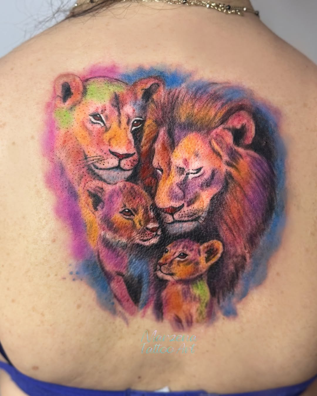 Tatuaż młodego lwa na plecach — realistyczny, marzenatattooart, Kraków