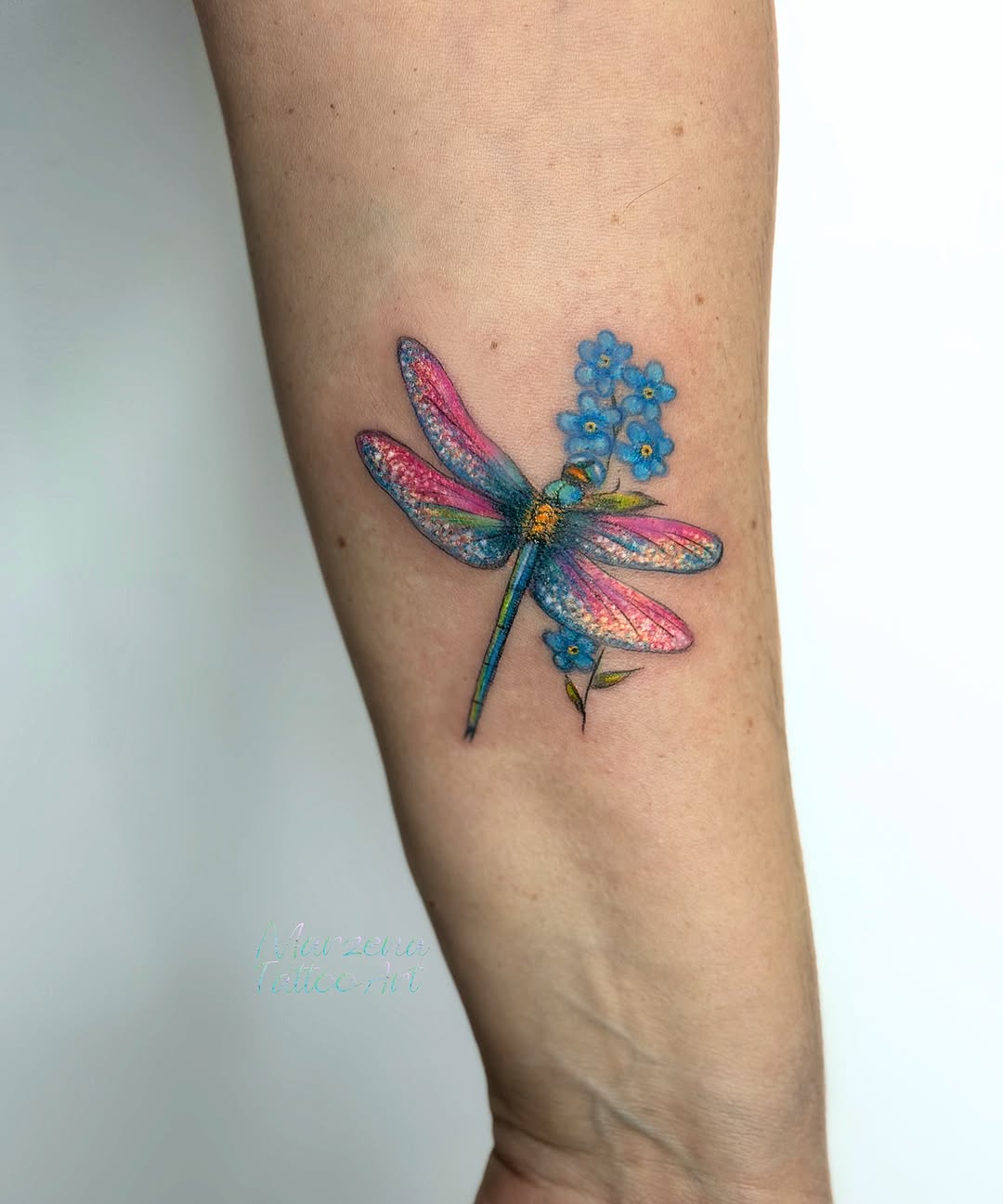 Tatuaż: ważka · kwiat. Wykonał marzenatattooart (Kraków). Otwórz zdjęcie w profilu.