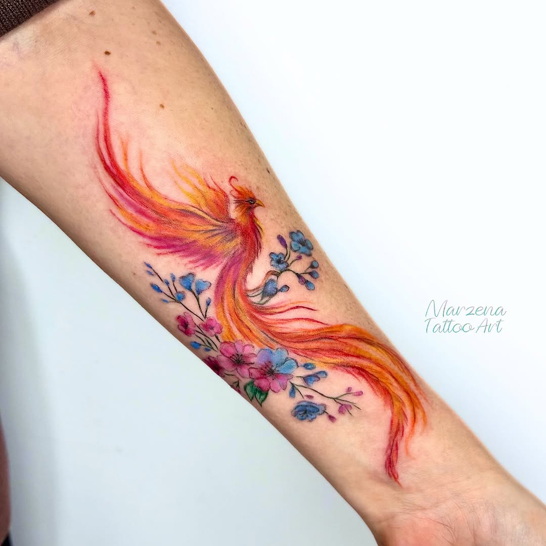Tatuaż: feniks · kwiatek. Wykonał marzenatattooart (Kraków). Otwórz zdjęcie w profilu.