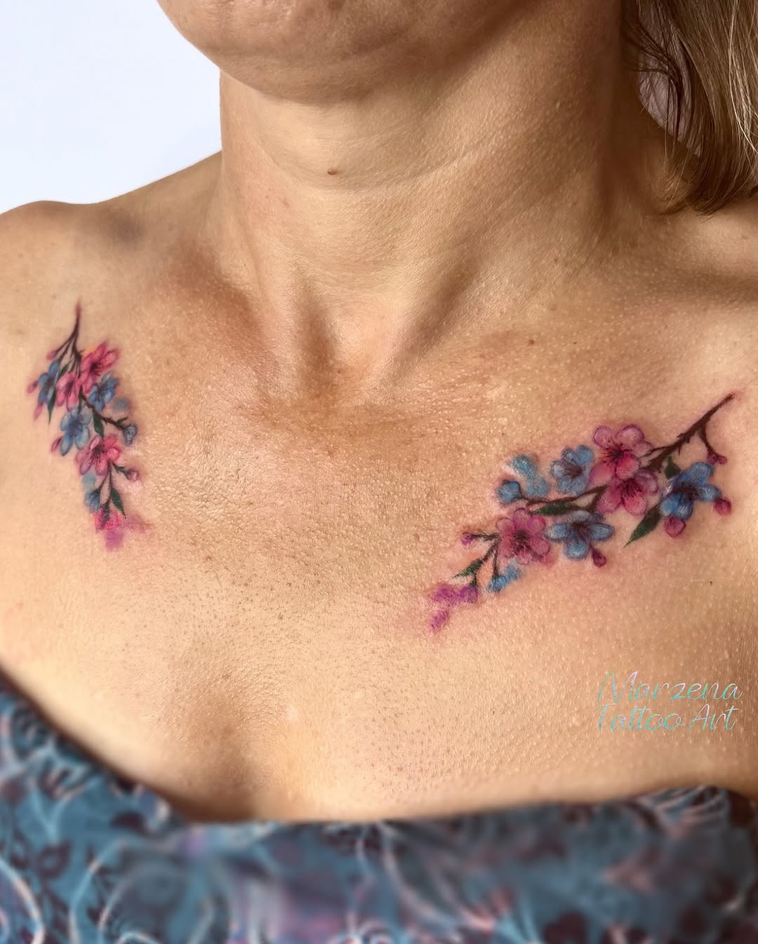 Tatuaż kwiatów i gałązek na klatce piersiowej — akwarela, marzenatattooart, Kraków