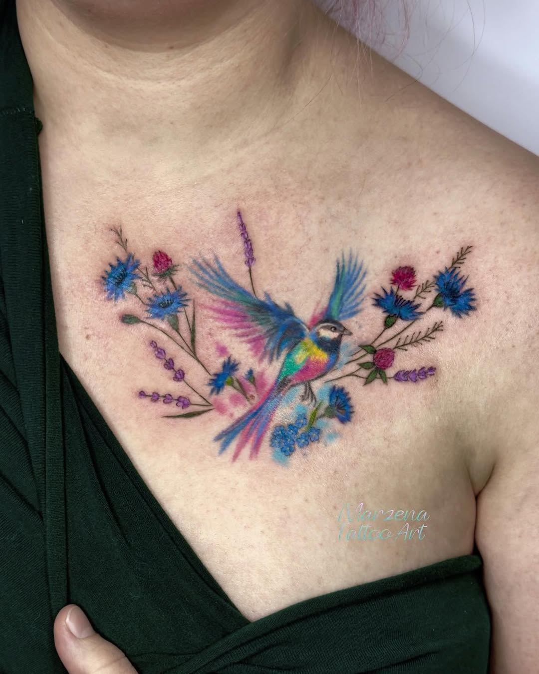 Tatuaż ptaka i kwiatów na klatce piersiowej — akwarela, marzenatattooart, Kraków