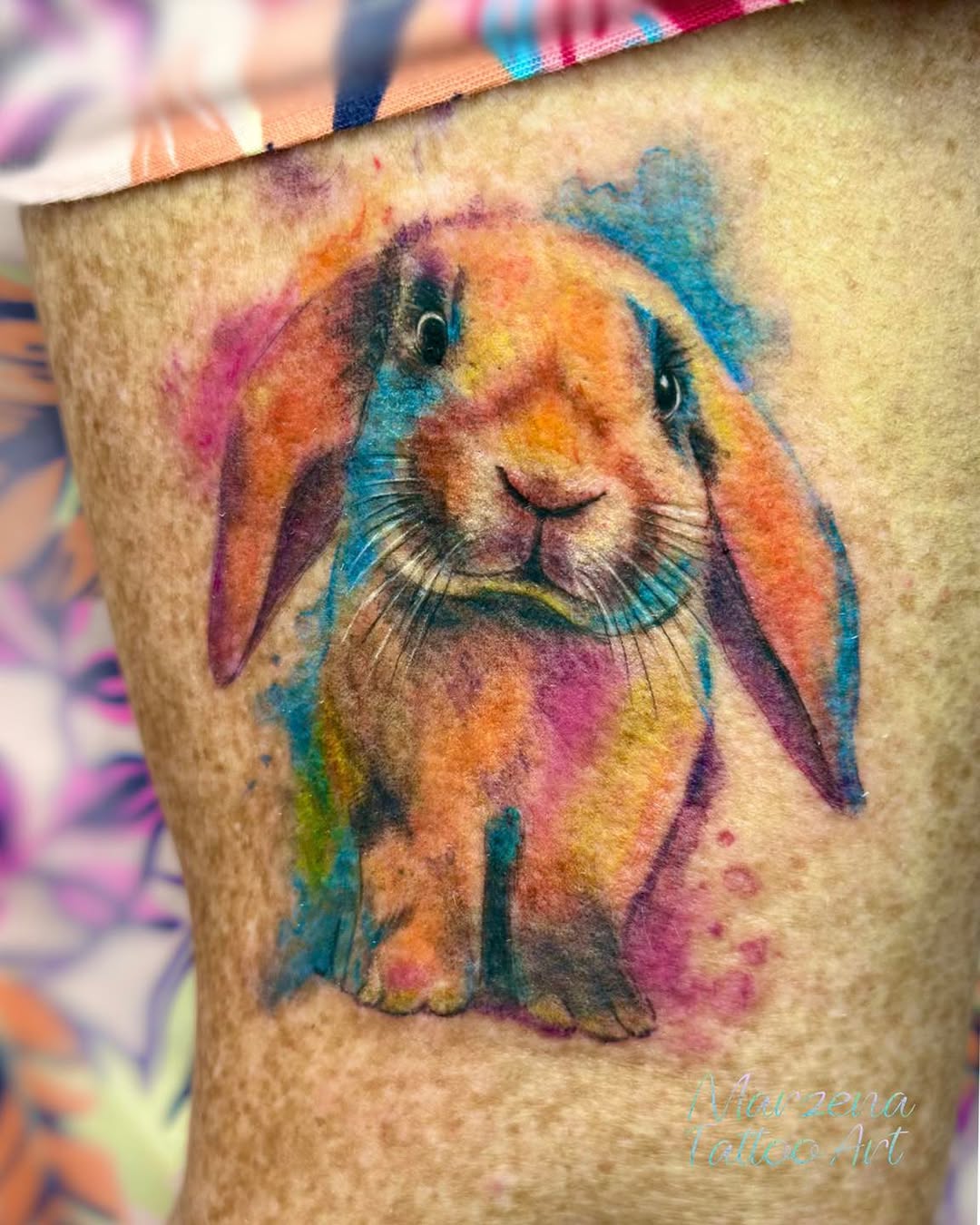 Tatuaż królik na udzie — akwarelowy, marzenatattooart, Kraków